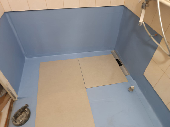 Duššinurgale annab mugavust juurde seina ääres paiknev äravoolurenn